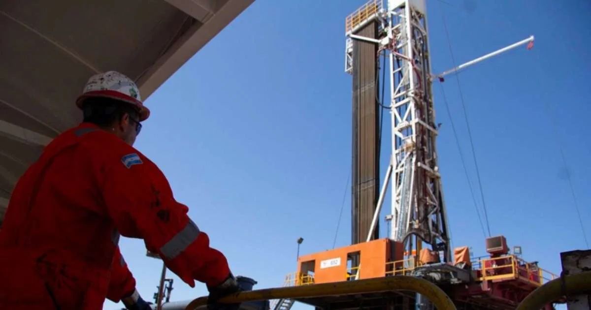 Petróleo supera los US$100: incertidumbre sobre inversiones en Vaca Muerta y Neuquén