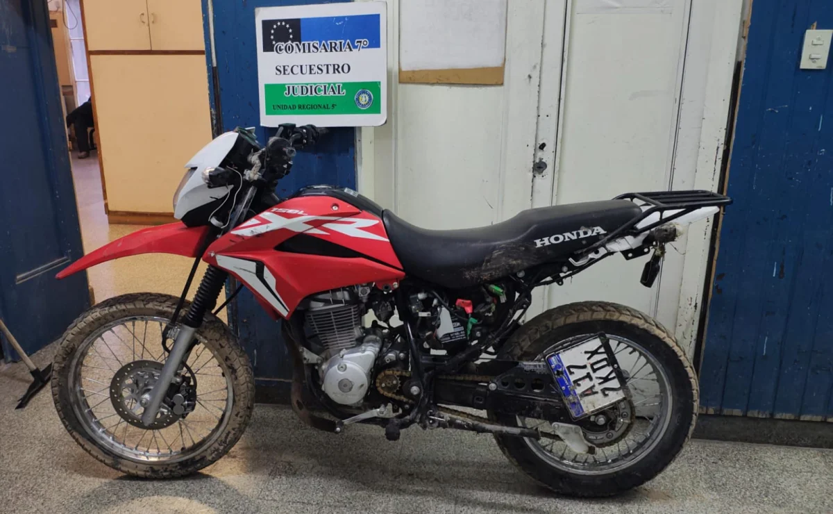 Policía de Cinco Saltos recupera moto robada con pedido de secuestro en Neuquén