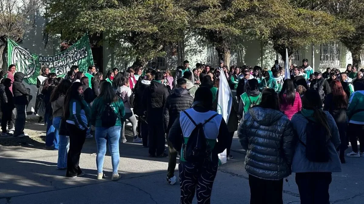 Porteros de Zapala paran por falta de cargos y afectan el inicio de clases