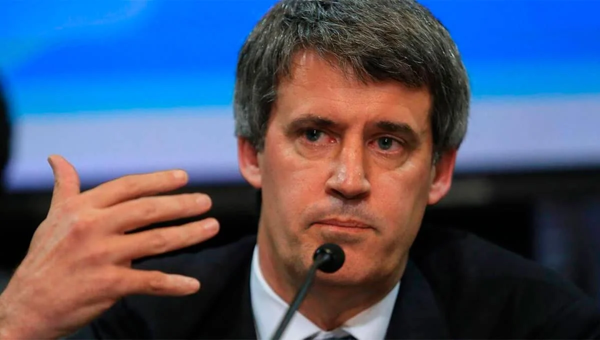 Prat-Gay critica el impacto limitado del boom de Vaca Muerta en la economía argentina
