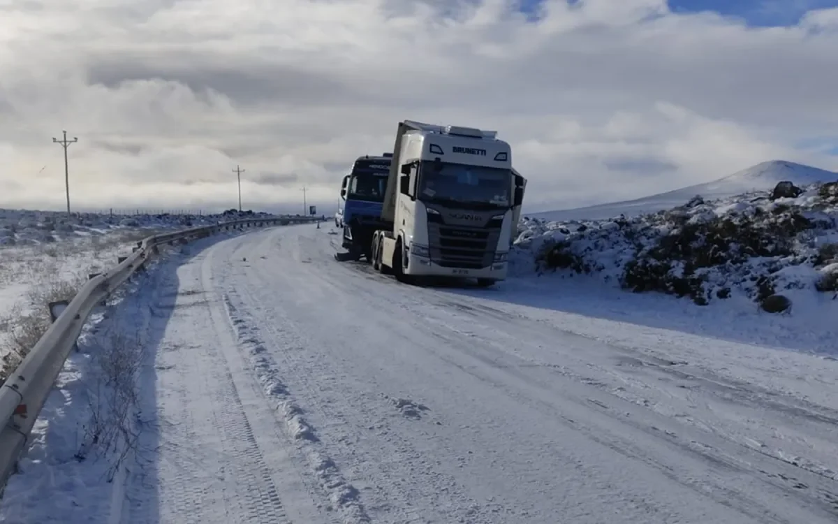 Precaución en Ruta 40: colisión entre camiones complica el tránsito hacia Junín de los Andes