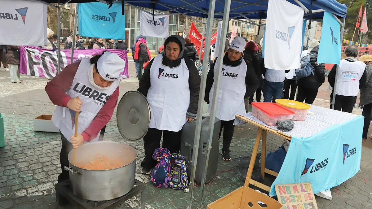 Protesta con olla popular en el centro tras corte de subsidios de Nación