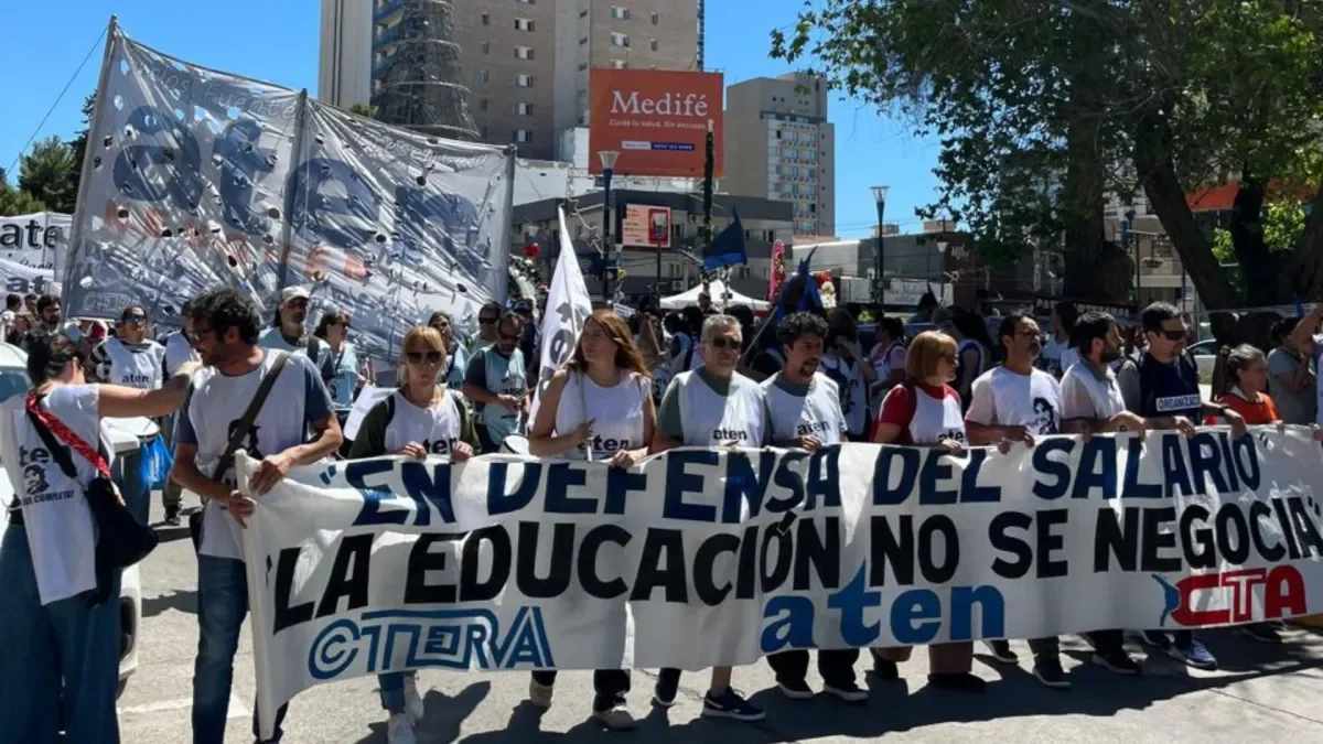 Protesta en Neuquén: docentes y estatales exigen paritarias y rechazan reformas gubernamentales