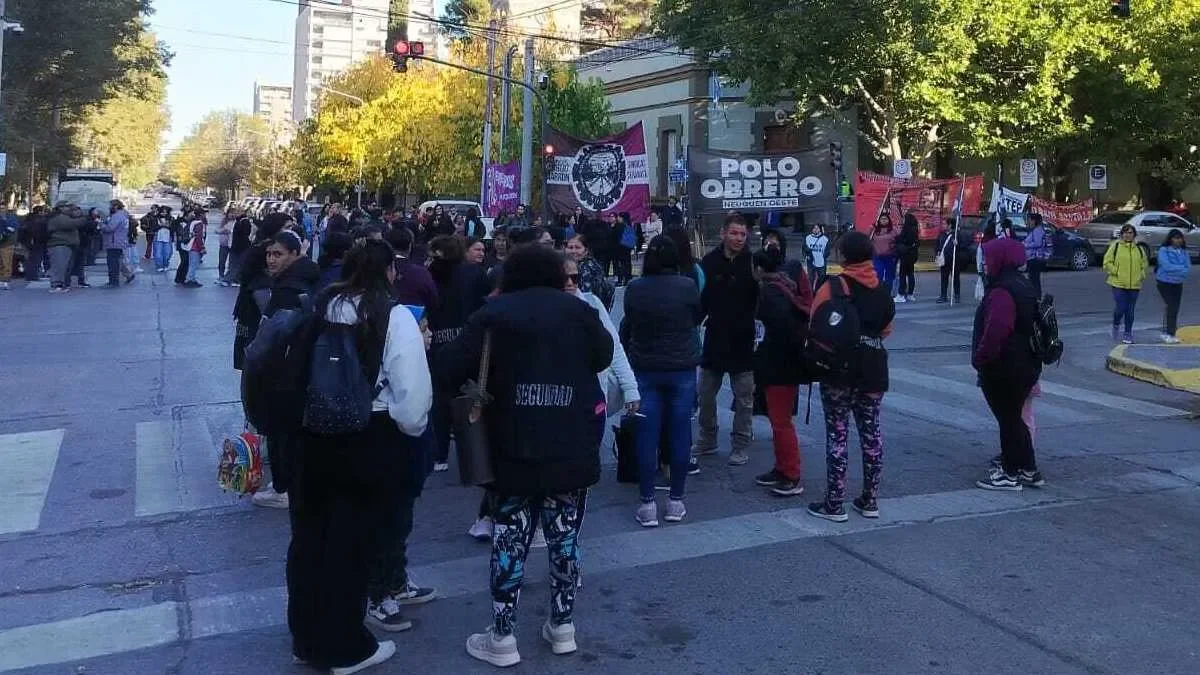 Protestas en Casa de Gobierno por el congelamiento de planes de comedores desde 2023