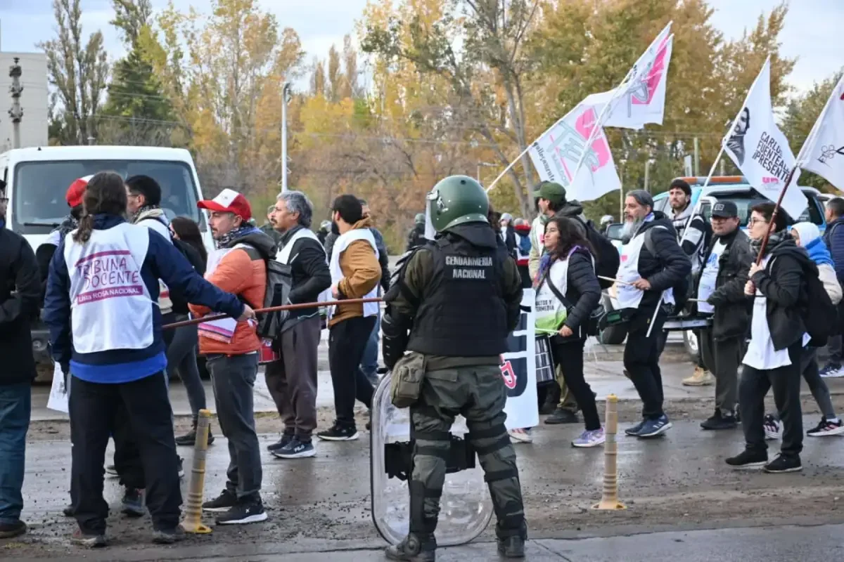 Protestas en los puentes carreteros generan demoras significativas en el tránsito hacia Neuquén