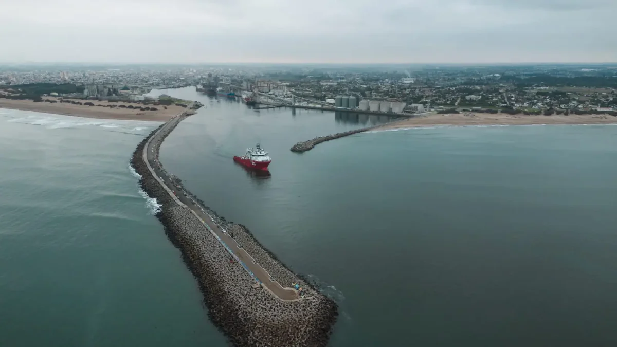 Puerto Quequén potencia la logística de Vaca Muerta con el envío del Skandi Hera a Punta Colorada