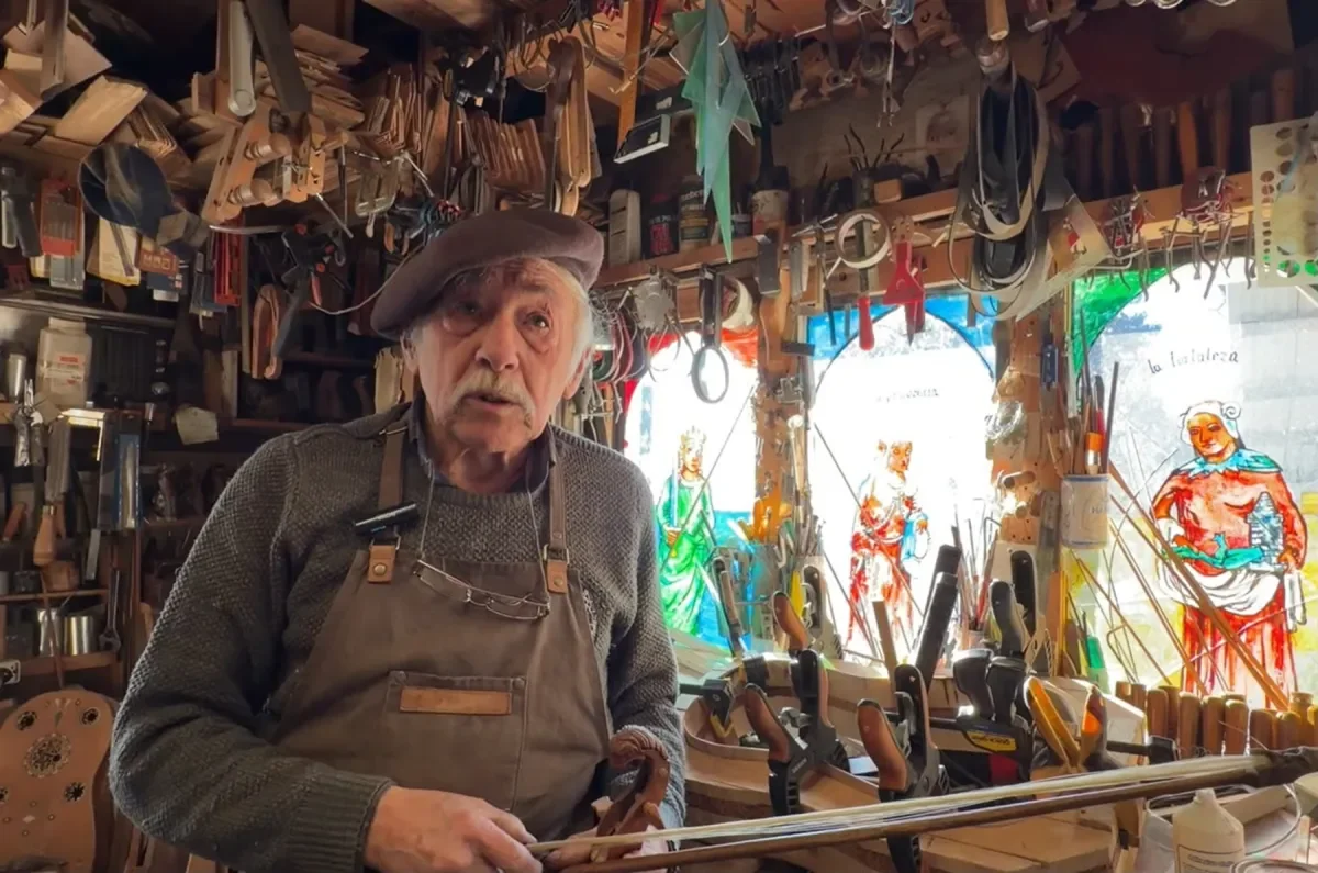 Raúl Pérez, el luthier de Bariloche que sigue creando instrumentos a sus casi 80 años