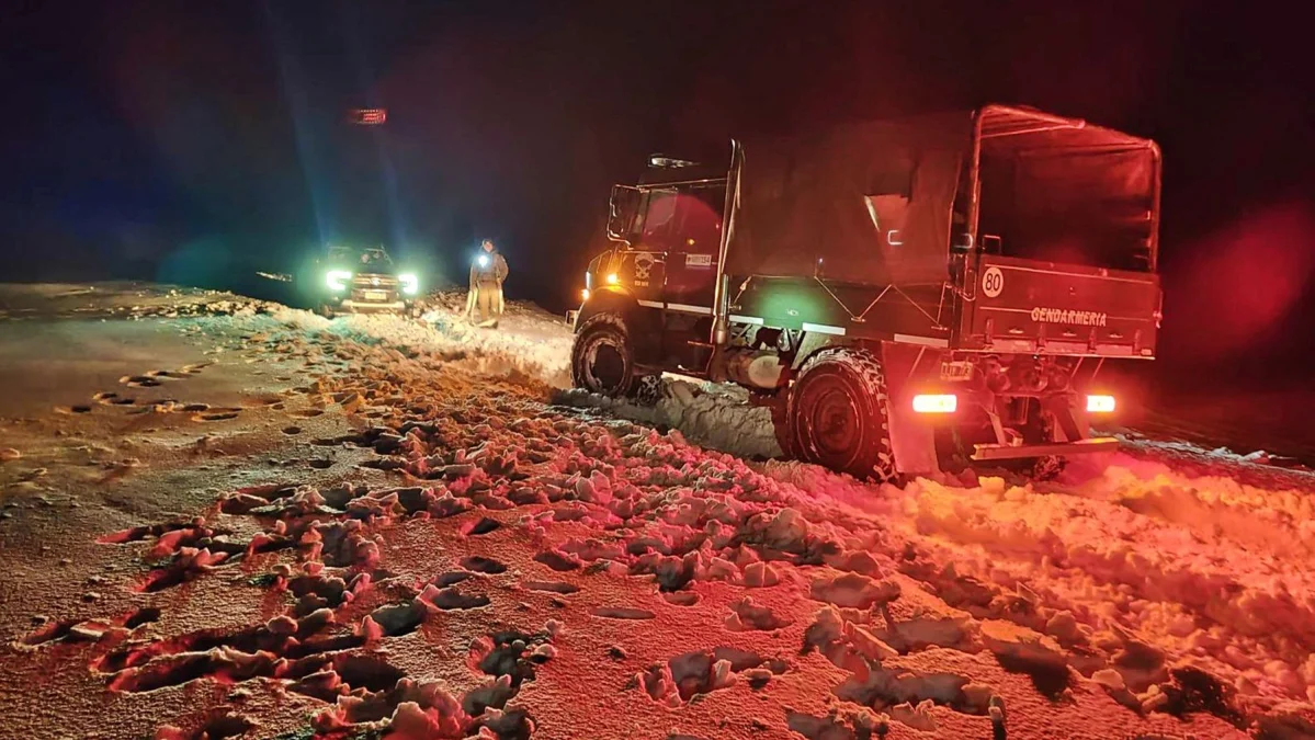 Rescatan a dos personas atrapadas en la nieve tras ignorar la barrera baja en Neuquén