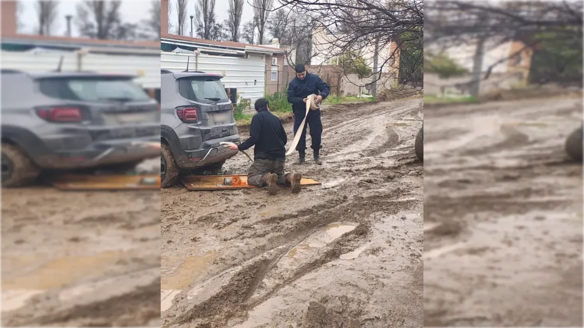 Rescate en la ciudad: Policía y vecinos ayudan a conductor atrapado en barro