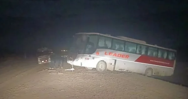 Rescate heroico: colectivo en peligro con pasajeros al borde del abismo