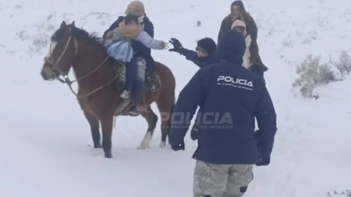 Rescate heroico: familia atrapada en la nieve tras quedar varada más de 24 horas
