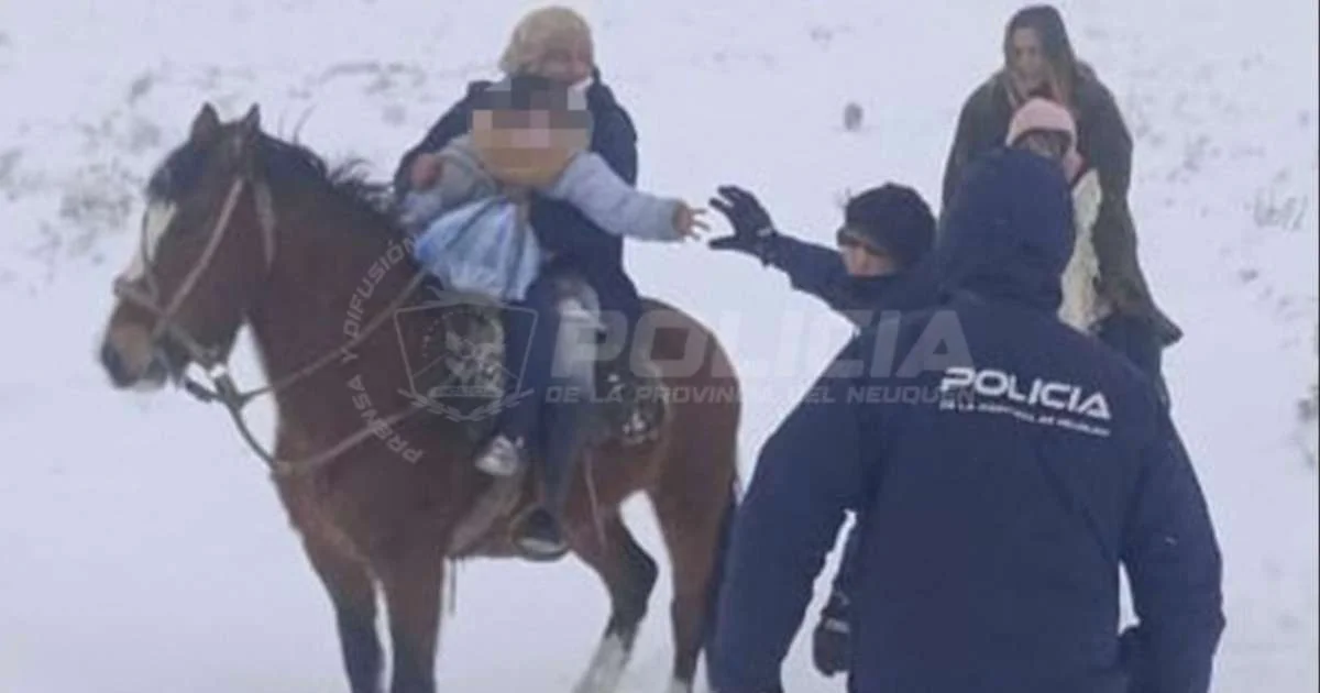 Rescate heroico: policías de Zapala enfrentan la nieve para salvar a familia aislada en Ñireco