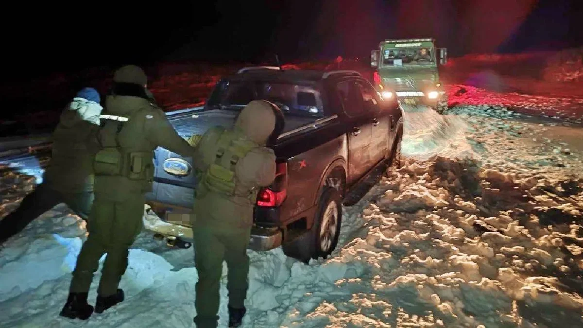Rescatistas enfrentan condiciones adversas para salvar a turistas atrapados en la nieve en Villa Pehuenia