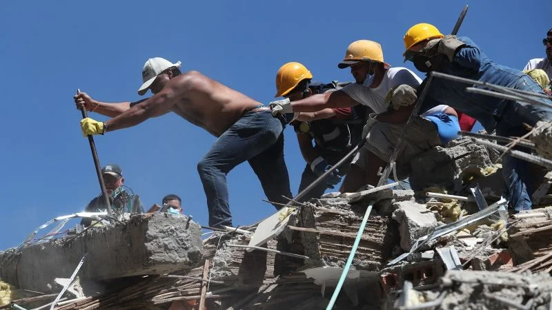 Rescatistas internacionales llegan a Colombia en medio de crisis política