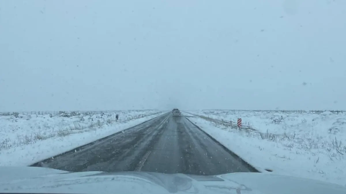 Restricciones en rutas neuquinas por temporal de lluvia y nieve afectan el transporte de carga