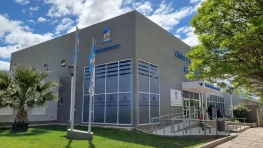 Rincón de los Sauces inicia obras clave para mejorar infraestructura sanitaria y deportiva