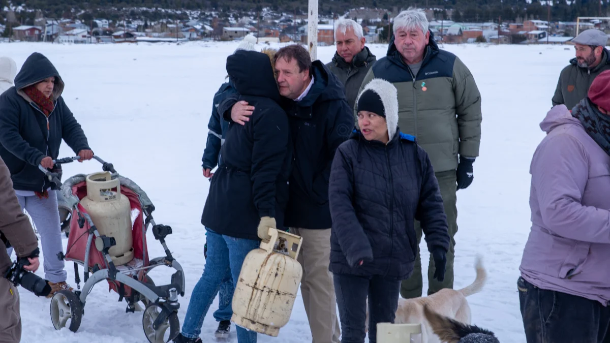 Río Negro continúa con la recarga de garrafas en Bariloche a pesar del clima adverso