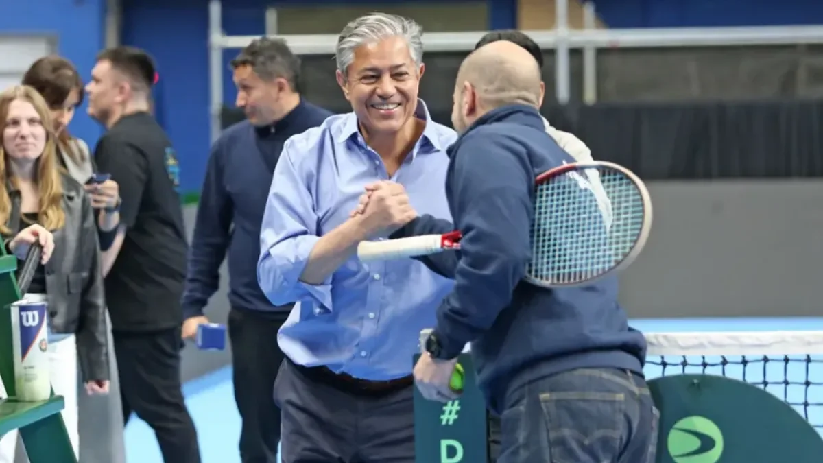 Rolando Figueroa disfruta de la nueva cancha del Ruca Che antes de la Copa Davis