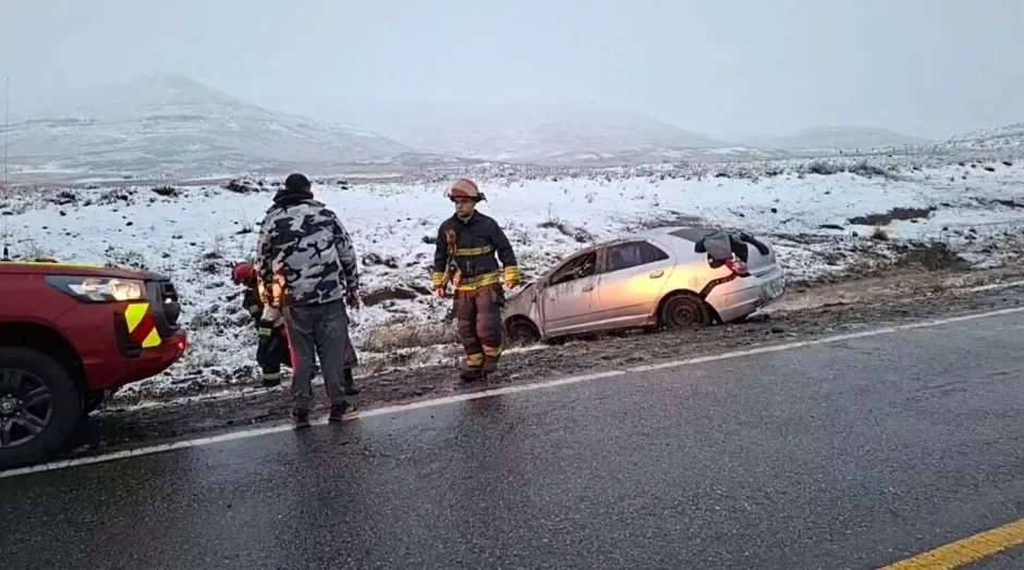 Ruta 40 interrumpida por volcadura de vehículo cerca de Junín de los Andes