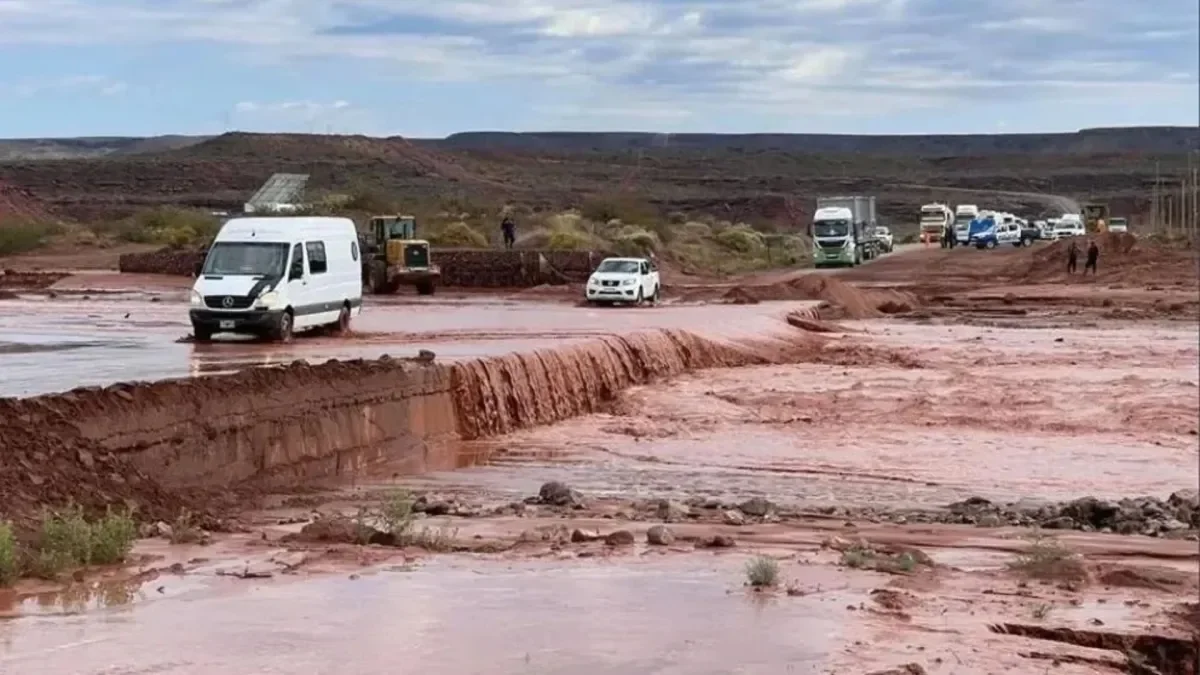 Ruta 5 cerrada por crecida del arroyo Carranza: complicaciones en Vaca Muerta