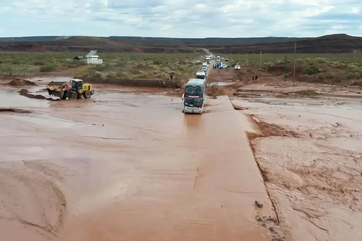 Ruta 5 interrumpida por crecida en Vaca Muerta: equipos trabajan en el desvío