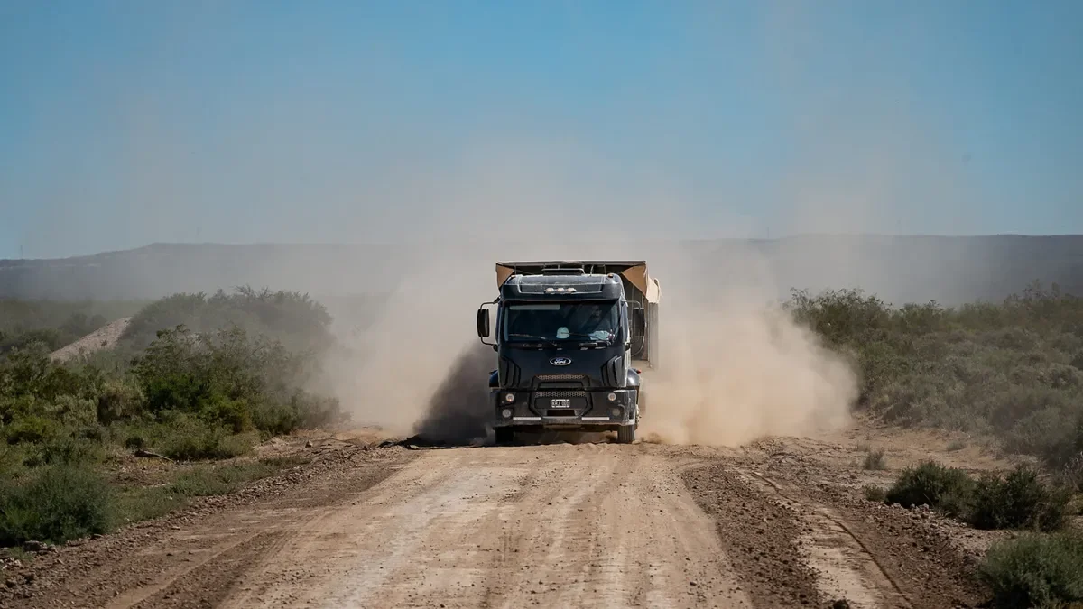 Rutas colapsadas: Vaca Muerta busca soluciones para el transporte de arena