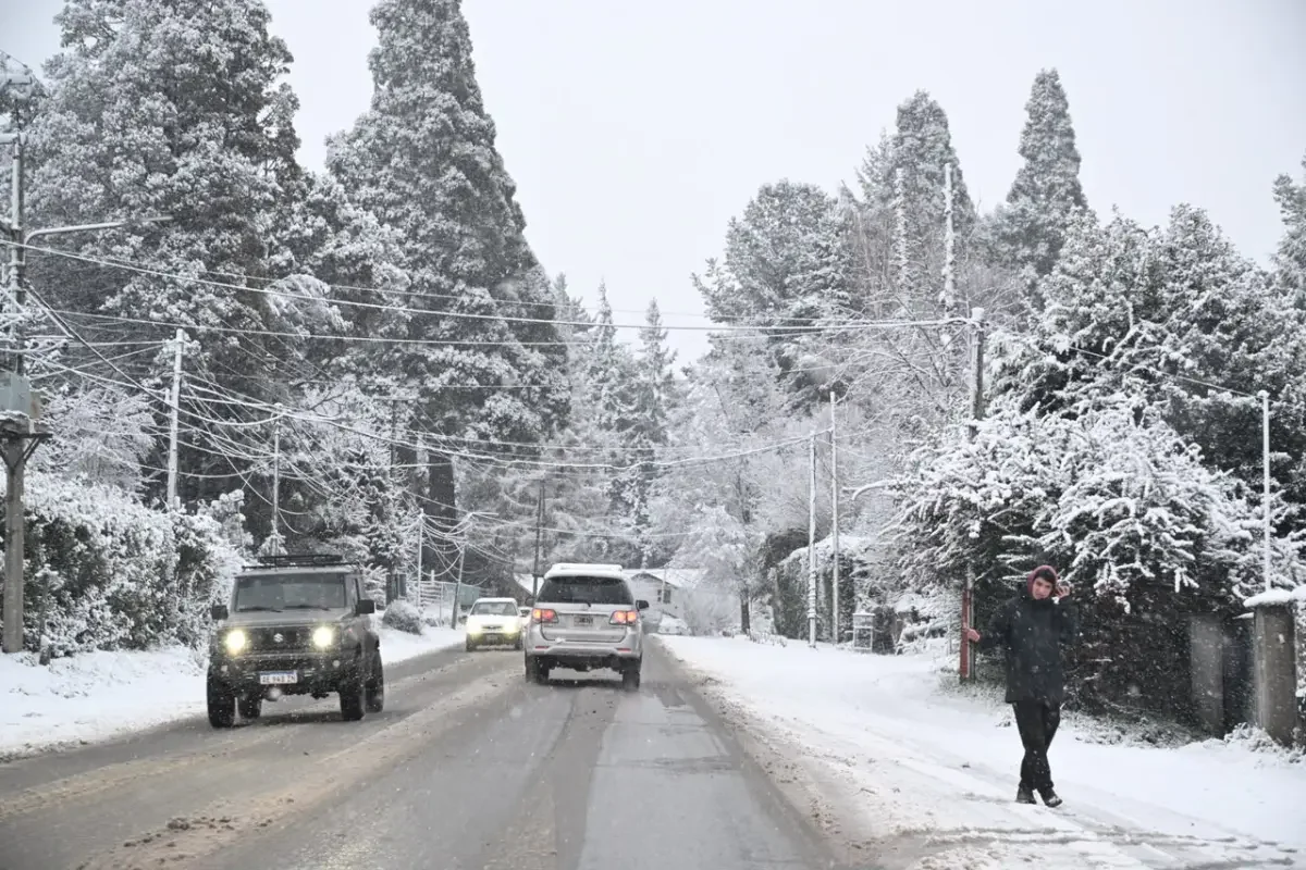 Rutas cordilleranas en Neuquén y Río Negro: nieve y restricciones complican el tránsito hoy.