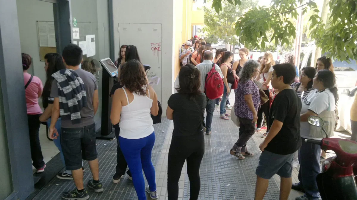 Sanción a empresa de tarjetas por demoras en atención al cliente en Neuquén
