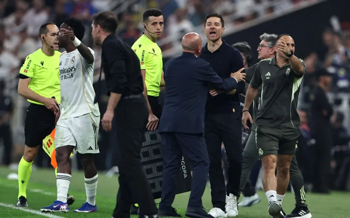 Simeone responde a Vinicius tras el cruce en el partido: tensión en la cancha.