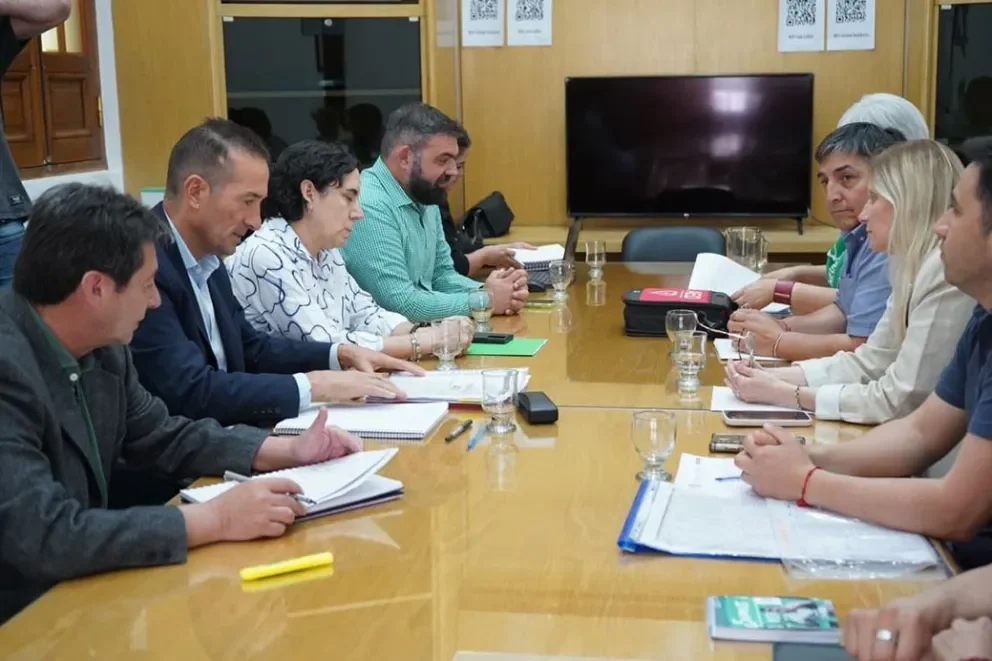 Sindicatos rechazan ajuste salarial propuesto por el Gobierno y buscan alternativas.