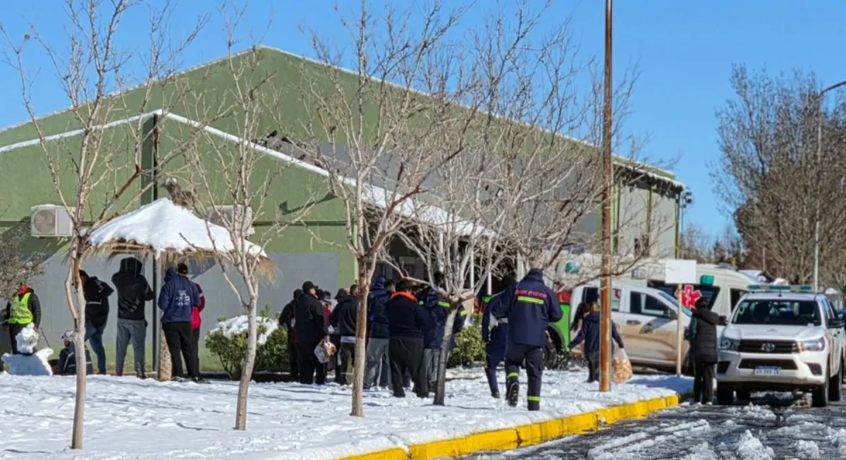 Solidaridad en Cutral Có: camioneros varados reciben locro caliente