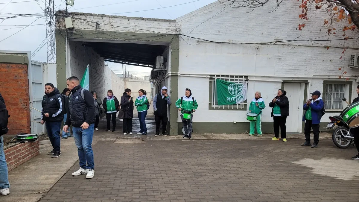 Tensión en Plottier: Gremialistas retienen a funcionarios en el Municipio