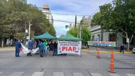Trabajadores de la PIAP intensifican paro indefinido frente a Casa de Gobierno