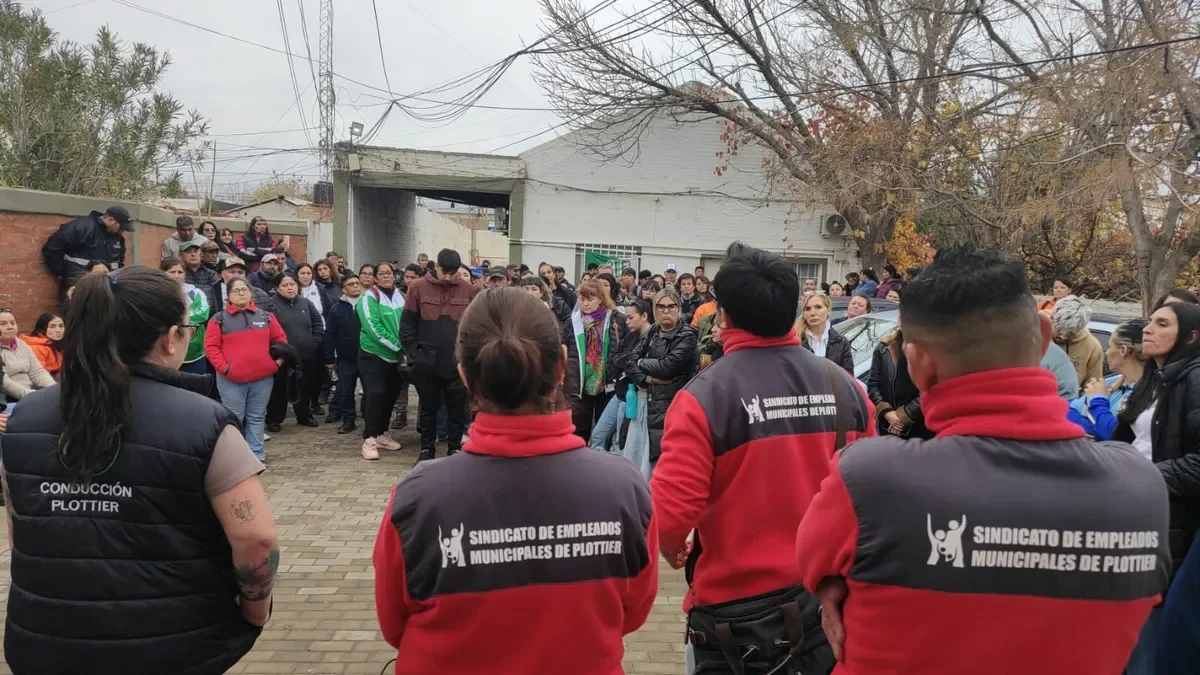 Trabajadores municipales de Plottier exigen soluciones ante liquidaciones erróneas