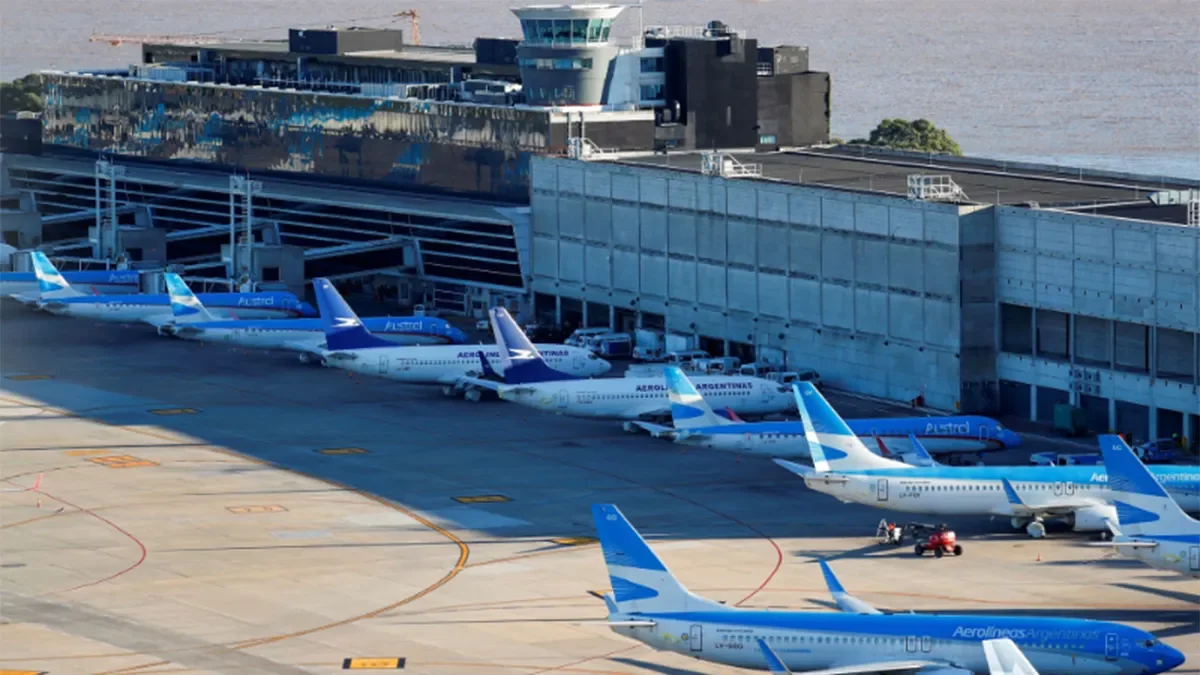 Tragedia en Aeroparque: un operario pierde la vida por fuga de gas y panel caído