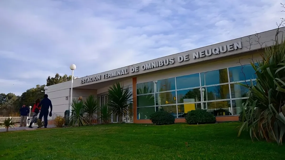Tragedia en la terminal de Neuquén: una pasajera fallece tras descompensarse en un micro