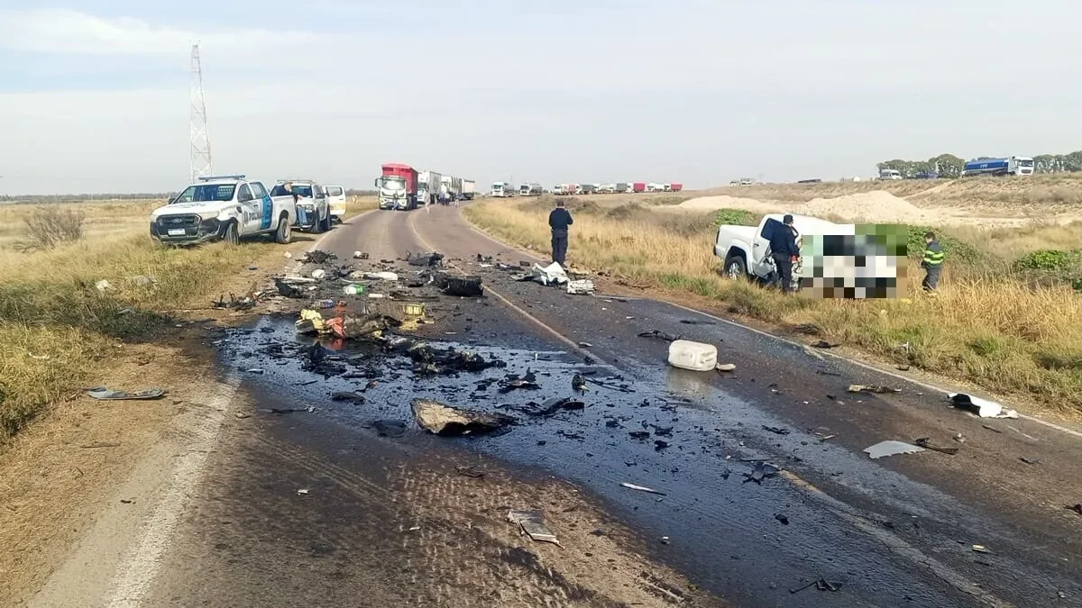 Trágico accidente en la ruta: dos fallecidos tras choque entre camioneta y camión petrolero