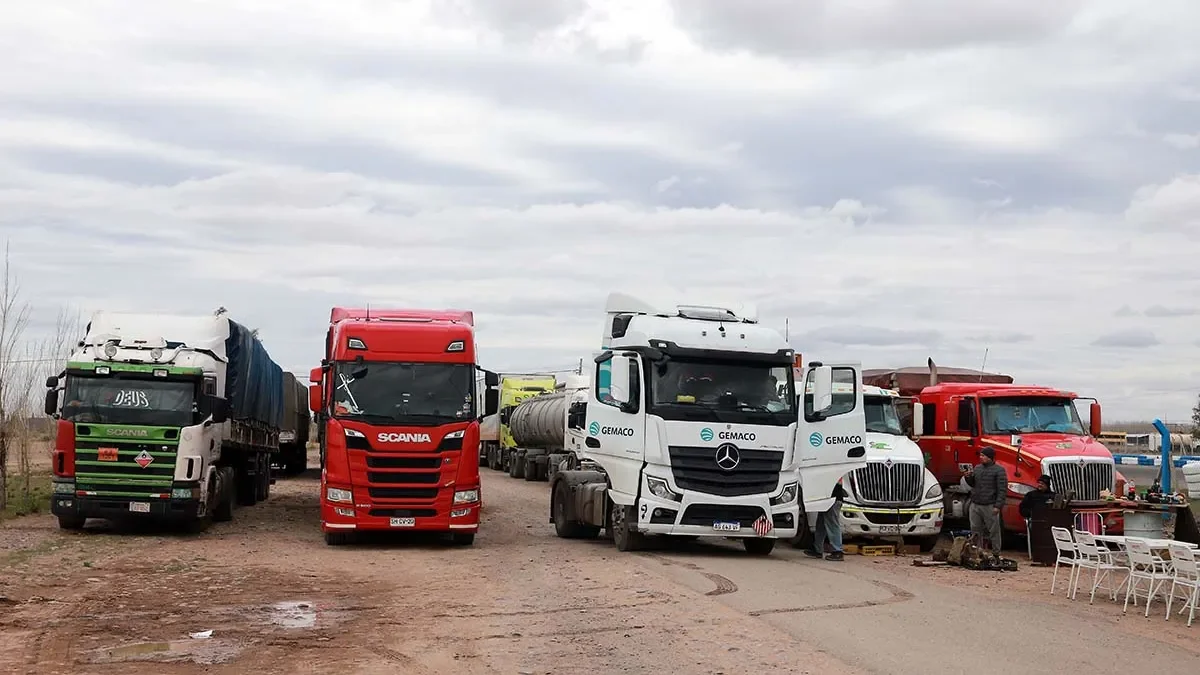 Transportistas varados en Neuquén: camiones comienzan a cruzar a Chile