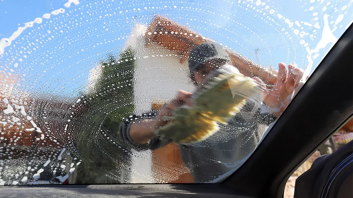 Treinta limpiavidrios participan en programas de inserción laboral tras prohibición