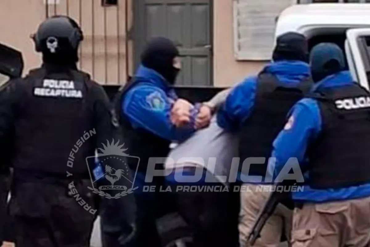 Tres arrestos en el centro de Neuquén tras el robo de una camioneta