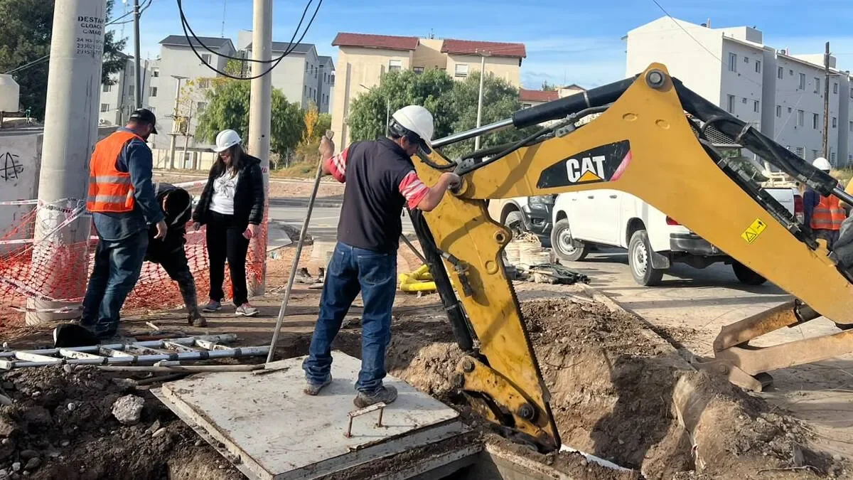 Tres barrios de Neuquén sin agua por reparaciones del EPAS