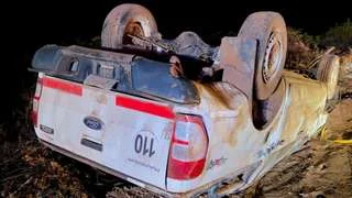 Tres heridos tras vuelco en ruta hacia Auca Mahuida: camioneta quedó destruida