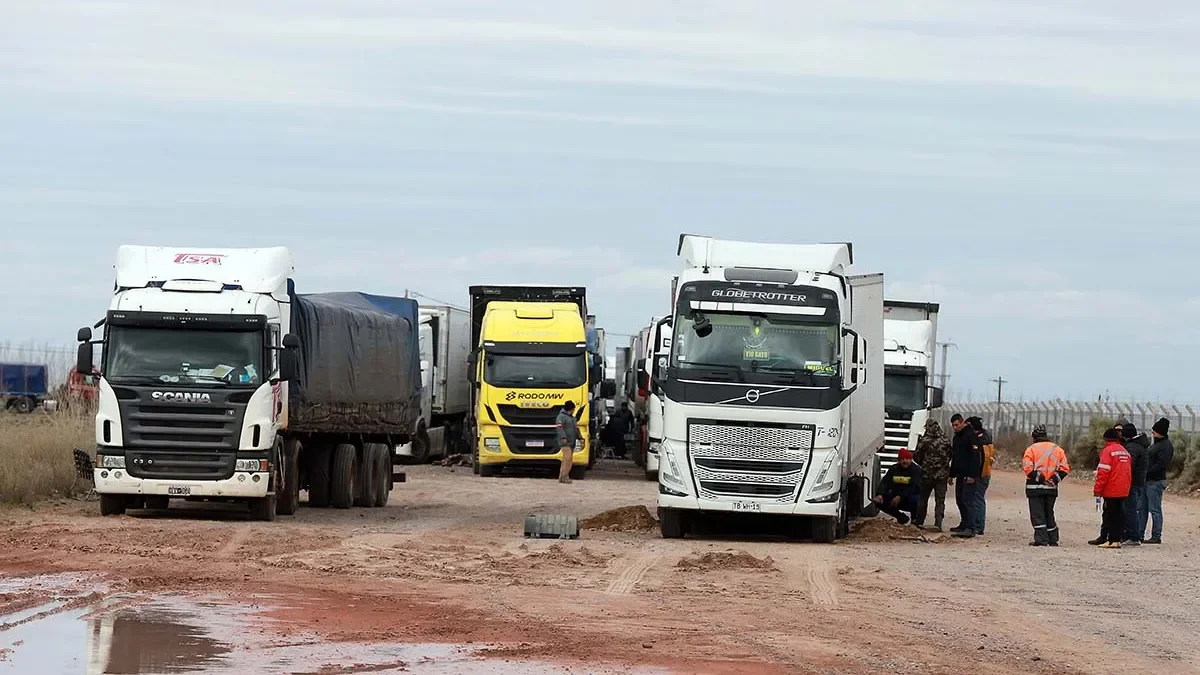 Últimos camiones concluyen su carga en el Autódromo de Centenario tras larga espera