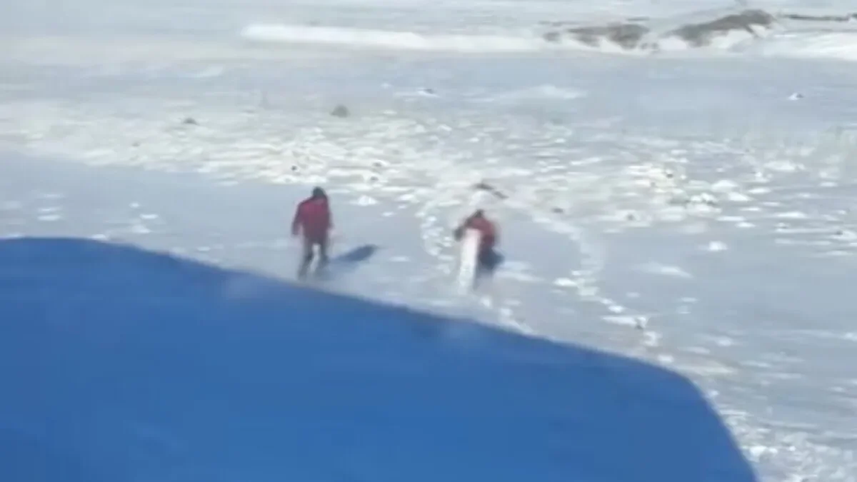 Un colectivo pierde una rueda en la Ruta 40 y provoca caos en medio de la nevada