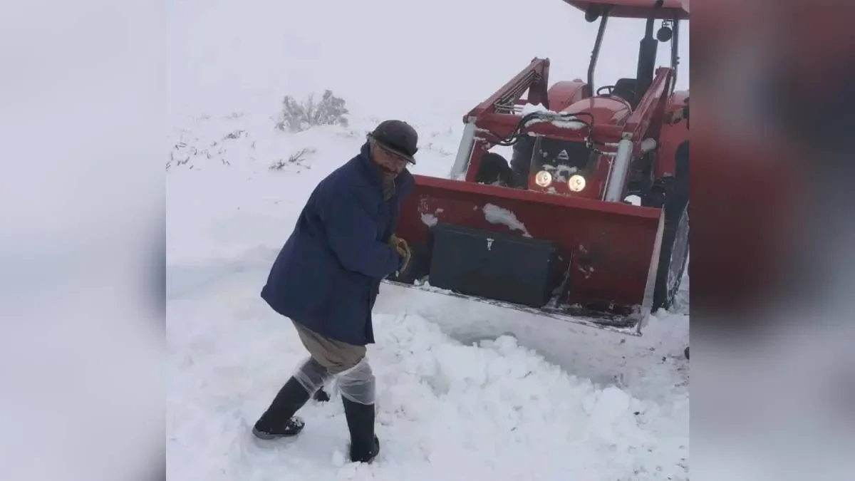 Un criancero regresa a su puesto tras caminar 7 km en la nieve por su salud
