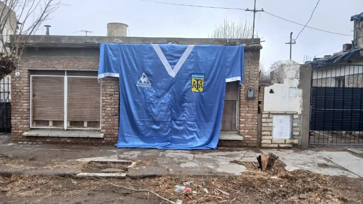 Un fanático rinde homenaje a la Mano de Dios con una impresionante réplica celeste del '86