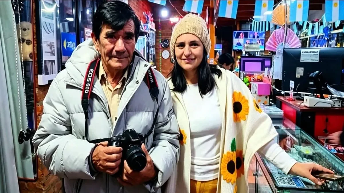 Un gesto solidario: un colega de Zapala sorprende a Adán con una nueva cámara