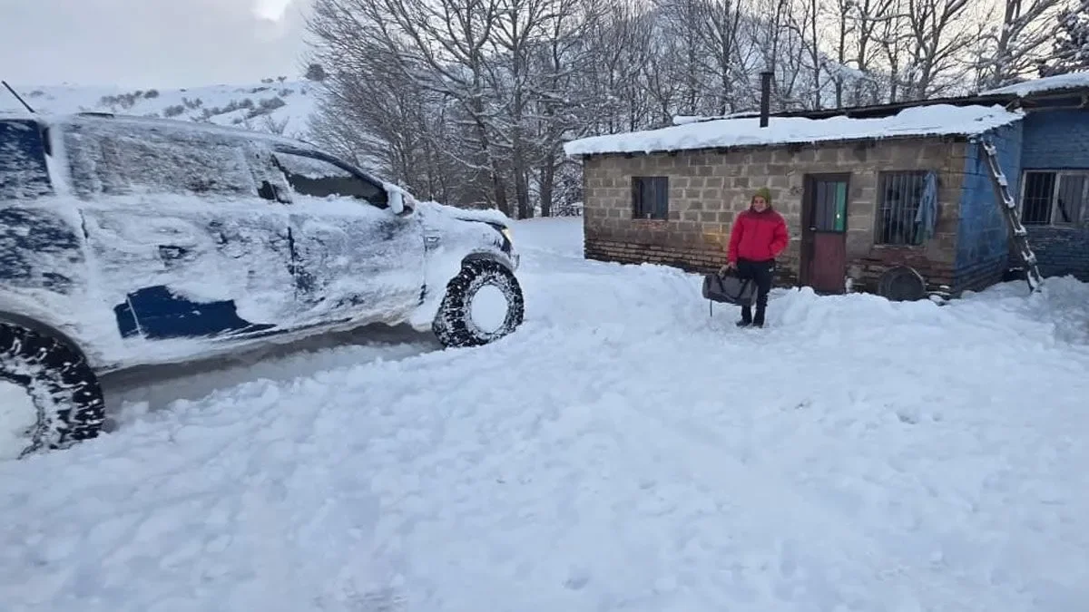 Un héroe local recorre 50 km en tormenta de nieve para rescatar a una embarazada aislada