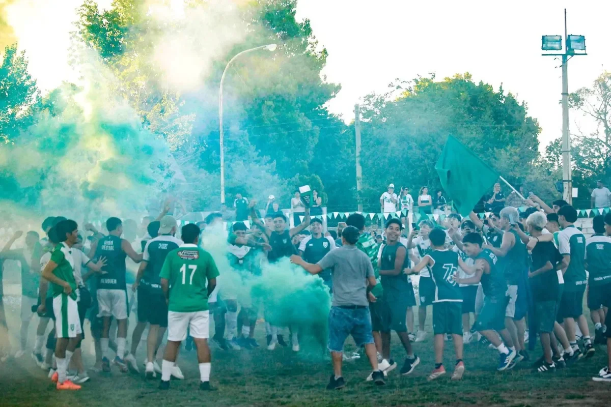 Unión Vecinal celebra salvación en Lifune tras vencer a Atlético Neuquén
