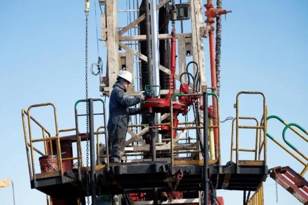 Vaca Muerta alcanza récord de producción mientras sectores clave enfrentan crisis laboral